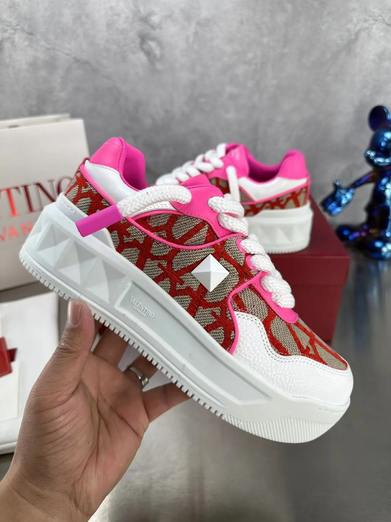 👟👟Ex-factory price 640👟👟 🔺Valentino🔺Valentino new casual shoes 2023 latest model hot style for catwalk couples, thick shoelaces, the same style as Elsa Hosk, Zhang Yixing, Guan Xiaotong and many other stars 🔥 Top version + lasting process, full oil edge on the upper. Fabric: Customized cowhide + cowhide lining with breathable mesh. Outsole: original molded TPU thickened outsole. Size for women is 35-40. Men’s size is 39-45.